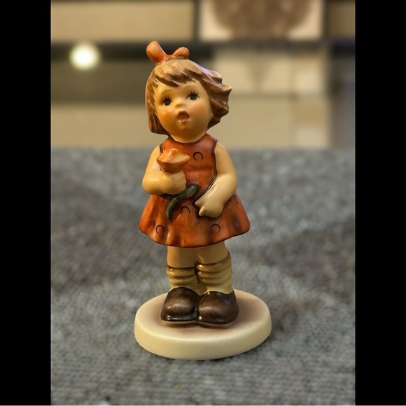 Goebel Hummel Figurine – “Ein Röschen für Dich Roses Are Red” – First Issue 1998 - Picture 8 of 8